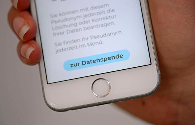 11 04 2020, Coronavirus App on a smartphone The data donation app from the Robert Koch Institute RKI installed on an iphone transmits health and activity data for faster containment of the pandemic The data donation app from the Robert Koch Institute RKI installed on an iphone transmits health and activity data for faster containment of the pandemic Data donation is available on screen 11 04 2020, Coronavirus App on the RKI to the smartphone 11 04 2020, Coronavirus App