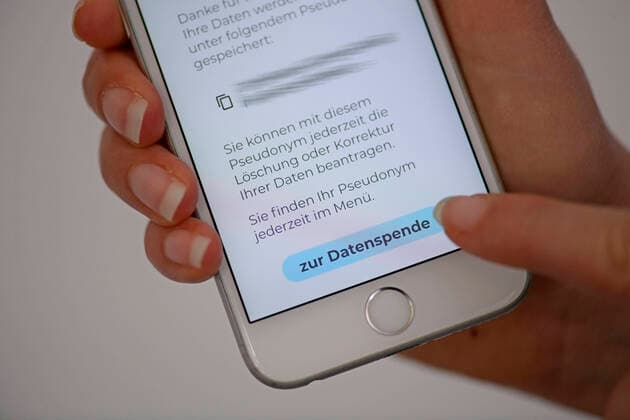 11 04 2020, Coronavirus App on a smartphone The data donation app from the Robert Koch Institute RKI installed on an iphone transmits health and activity data for faster containment of the pandemic Button for data donation 11 04 2020, Coronavirus App on the RKI to the smartphone 11 04 2020, Coronavirus App on the RKI to the smartphone