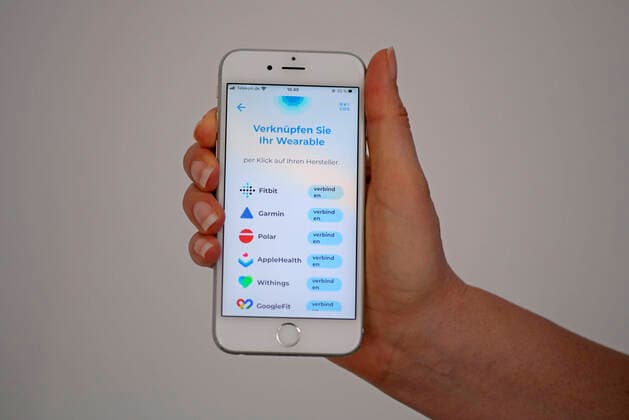 11 04 2020, Coronavirus App on a Smartphone The data donation app from the Robert Koch Institute RKI installed on an iphone transmits health and activity data for faster containment of the pandemic Link your Wearable Fitbit, Garmin, Polar, Applehealth, Withings etc. to the selection 11 04 2020, Coronavirus App on the RKI to the Smartphone 11 04 2020, Coronavirus App on the RKI to the Smartphone
