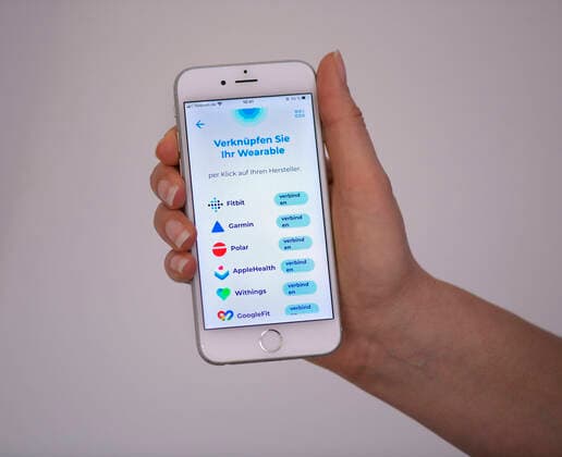 11 04 2020, Coronavirus App on a Smartphone The data donation app from the Robert Koch Institute RKI installed on an iphone transmits health and activity data for faster containment of the pandemic Link your Wearable Fitbit, Garmin, Polar, Applehealth, Withings etc. to the selection 11 04 2020, Coronavirus App on the RKI to the Smartphone 11 04 2020, Coronavirus App on the RKI to the Smartphone