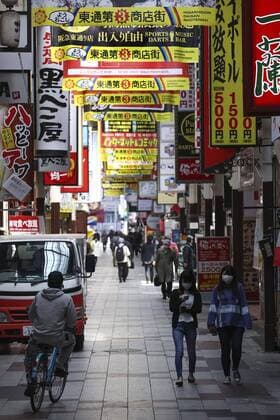 Coronavirus in Japan, Eindrücke aus Osaka New coronavirus Fewer people than usual walk on a street in Osaka s Umeda commercial district on April 11, 2020, as a state of emergency is in place in Tokyo, Osaka and five other prefectures in Japan amid the spread of the new coronavirus. 