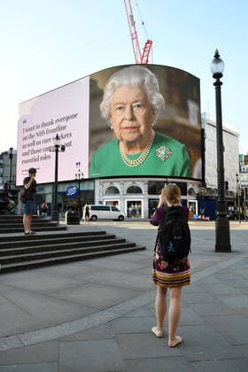 The Queen s coronavirus speech is shown on at Piccadilly Circus as the UK lockdown continues. Extracts from The Queen s message to the nation appear on the world-famous Piccadilly Lights. Featuring: The Queen, Queen Elizabeth II Where: London, United Kingdom When: 10 Apr 2020 Credit: Nils Jorgensen Cover Images Copyright: xx 40441297 EDITORIAL USE ONLY. NOT FOR USE BY NEWSPAPERS BASED IN THE UK.