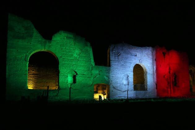 Coronavirus in Italien, Palazzo della Consulta in Rom in Landesfarben Rome coronavirus emergency in the photo the baths of Caracalla illuminated with the tricolor throughout the pandemic period (Alberto Lo Bianco Fotogramma, Rome - 2020-04-11) p.s. la foto e utilizzabile nel rispetto del contesto in cui e stata scattata, e senza intento diffamatorio del decoro delle persone rappresentate  Copyright: xAlbertoxLoxBiancox xFOTOGRAMMAx