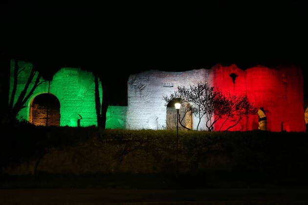 Coronavirus in Italien, Palazzo della Consulta in Rom in Landesfarben Rome coronavirus emergency in the photo the baths of Caracalla illuminated with the tricolor throughout the pandemic period (Alberto Lo Bianco Fotogramma, Rome - 2020-04-11) p.s. la foto e utilizzabile nel rispetto del contesto in cui e stata scattata, e senza intento diffamatorio del decoro delle persone rappresentate  Copyright: xAlbertoxLoxBiancox xFOTOGRAMMAx