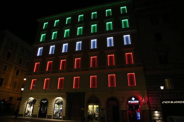 Coronavirus in Italien, Palazzo della Consulta in Rom in Landesfarben Rome coronavirus emergency in the photo the palazzo della confesercenti in via Nazionale illuminated by the tricolor (Alberto Lo Bianco Fotogramma, Rome - 2020-04-11) p.s. la foto e utilizzabile nel rispetto del contesto in cui e stata scattata, e senza intento diffamatorio del decoro delle persone rappresentate  Copyright: xAlbertoxLoxBiancox xFOTOGRAMMAx