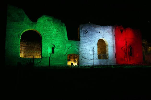 Coronavirus in Italien, Palazzo della Consulta in Rom in Landesfarben Rome coronavirus emergency in the photo the baths of Caracalla illuminated with the tricolor throughout the pandemic period (Alberto Lo Bianco Fotogramma, Rome - 2020-04-11) p.s. la foto e utilizzabile nel rispetto del contesto in cui e stata scattata, e senza intento diffamatorio del decoro delle persone rappresentate  Copyright: xAlbertoxLoxBiancox xFOTOGRAMMAx