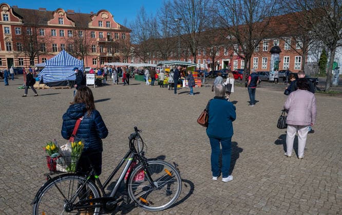 Potsdam State capital Brandenburg 11 04 2020 EASTER MARKET DAY at BASSINPLATZ Dutch Quarter As a PREVENTIVE MEASURE to contain INFECTIONS by the CORONAVIRUS COVID 19 a minimum distance of 1.5 meters for all persons as far as possible copyright camera4 Eberhard Thonfeld 200411Potsdam