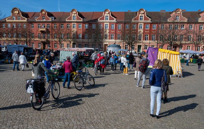 Potsdam State capital Brandenburg 11 04 2020 EASTER MARKET DAY at BASSINPLATZ Dutch Quarter As a PREVENTIVE MEASURE to contain INFECTIONS by the CORONAVIRUS COVID 19 a minimum distance of 1.5 meters for all persons as far as possible copyright camera4 Eberhard Thonfeld 200411Potsdam