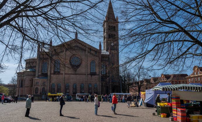 Potsdam State capital Brandenburg 11 04 2020 EASTER MARKET DAY on BASSINPLACE Dutch Quarter Catholic Church St Peter and Paul As PREVENTIVE MEASURE to contain INFECTIONS by the CORONAVIRUS COVID 19 for all persons as far as possible a minimum distance of 1.5 meters copyright camera4 Eberhard Thonfeld 200411Potsdam