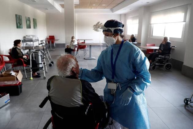 A carer wearing a face mask takes care of a resident at the Casablanca retirement home in the working-class district of Villaverde, Madrid, Spain, 11 April 2020. Despite almost all countries adopting specific measures to protect nursing homes from the ongoing pandemic of the COVID-19 disease caused by the SARS-CoV-2 coronavirus, they have become one of the main foci of infection, with their elderly residents constituting the main at-risk group that is especially vulnerable to the virus devastating spread. Inside a retirement home in Madrid, Spain, in times of coronavirus !ACHTUNG: NUR REDAKTIONELLE NUTZUNG!  Copyright: xMARISCALx GRAF9028 20200411-637222069650247557