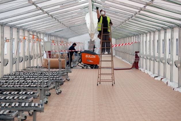 A worker assembles the ceiling at a field hospital, set up outside La Fe hospital, amid coronavirus outbreak, in Valencia, eastern Spain, 11 April 2020. The hospital will have 600 beds. A field hospital is set up in Valencia amid coronavirus outbreak !ACHTUNG: NUR REDAKTIONELLE NUTZUNG!  Copyright: xKaixFörsterlingx GRAFCVA4040 20200411-637222072724566237