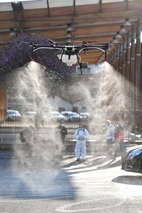 Coronavirus in France: Situation in Cannes. Coronavirus en France: Situation a Cannes. Coronavirus : Operation inedite en France de desinfection aerienne des espaces publics a Cannes. David Lisnard, maire de Cannes, experimente une operation innovante de desinfection y compris en hauteur et de loin du domaine public sur le secteur Bocca centre dans la perspective de la grande desinfection qui sera menee en fin de confinement sur l?ensemble du territoire communal. Cette nouvelle operation va mobiliser des moyens inedits en France dont : un vehicule a plateau (de type pick-up) pour propulser une solution desinfectante (hypochlorite de sodium dilue a 0,5%, contre 3% pour la desinfection terrestre) sur une portée de 15 metres, un drone qui diffusera egalement cette meme solution desinfectante, et l?aide de deux agents pietons equipes de p  Copyright: xLionelxUrmanx xStarfacex STAR_253984_037