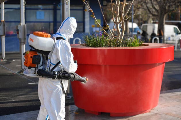 Coronavirus in France: Situation in Cannes. Coronavirus en France: Situation a Cannes. Coronavirus : Operation inedite en France de desinfection aerienne des espaces publics a Cannes. David Lisnard, maire de Cannes, experimente une operation innovante de desinfection y compris en hauteur et de loin du domaine public sur le secteur Bocca centre dans la perspective de la grande desinfection qui sera menee en fin de confinement sur l?ensemble du territoire communal. Cette nouvelle operation va mobiliser des moyens inedits en France dont : un vehicule a plateau (de type pick-up) pour propulser une solution desinfectante (hypochlorite de sodium dilue a 0,5%, contre 3% pour la desinfection terrestre) sur une portée de 15 metres, un drone qui diffusera egalement cette meme solution desinfectante, et l?aide de deux agents pietons equipes de p  Copyright: xLionelxUrmanx xStarfacex STAR_253984_044