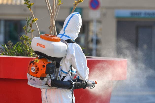 Coronavirus in France: Situation in Cannes. Coronavirus en France: Situation a Cannes. Coronavirus : Operation inedite en France de desinfection aerienne des espaces publics a Cannes. David Lisnard, maire de Cannes, experimente une operation innovante de desinfection y compris en hauteur et de loin du domaine public sur le secteur Bocca centre dans la perspective de la grande desinfection qui sera menee en fin de confinement sur l?ensemble du territoire communal. Cette nouvelle operation va mobiliser des moyens inedits en France dont : un vehicule a plateau (de type pick-up) pour propulser une solution desinfectante (hypochlorite de sodium dilue a 0,5%, contre 3% pour la desinfection terrestre) sur une portée de 15 metres, un drone qui diffusera egalement cette meme solution desinfectante, et l?aide de deux agents pietons equipes de p  Copyright: xLionelxUrmanx xStarfacex STAR_253984_049