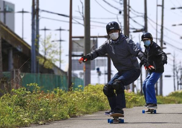 Coronavirus in Japan, Eindrücke aus Osaka New coronavirus Middle-aged men skateboard in Osaka on April 11, 2020. A car plant at which the man in the front works suspended operations due to the coronavirus outbreak. 