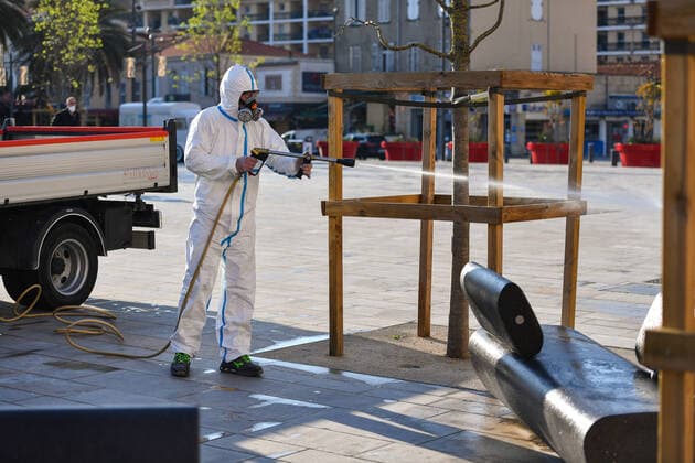 Coronavirus in France: Situation in Cannes. Coronavirus en France: Situation a Cannes. Coronavirus : Operation inedite en France de desinfection aerienne des espaces publics a Cannes. David Lisnard, maire de Cannes, experimente une operation innovante de desinfection y compris en hauteur et de loin du domaine public sur le secteur Bocca centre dans la perspective de la grande desinfection qui sera menee en fin de confinement sur l?ensemble du territoire communal. Cette nouvelle operation va mobiliser des moyens inedits en France dont : un vehicule a plateau (de type pick-up) pour propulser une solution desinfectante (hypochlorite de sodium dilue a 0,5%, contre 3% pour la desinfection terrestre) sur une portée de 15 metres, un drone qui diffusera egalement cette meme solution desinfectante, et l?aide de deux agents pietons equipes de p  Copyright: xLionelxUrmanx xStarfacex STAR_253984_056