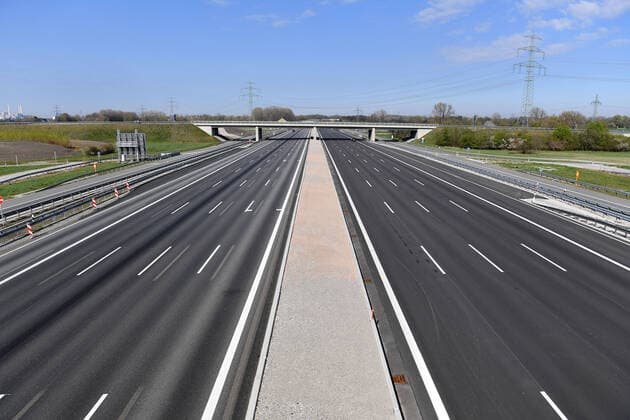 Bilder des Jahres 2020, News 04 April News Themen der Woche KW15 News Bilder des Tages Oeffentliches Leben in Zeiten der Coronavirus Pandemie am 11.04.2020. Achtspurige Autobahn A99 bei Aschheim bei Muenchen-keine Spur von Osterreiseverkehr. Leere Strassen und Autobahnen wegen Ausgangsbeschraenkungen,Kontaktsperre. *** Public life in times of the coronavirus pandemic on 11 04 2020 Eight-lane motorway A99 near Aschheim near Munich no trace of Easter travel traffic Empty roads and motorways due to exit restrictions, contact closure