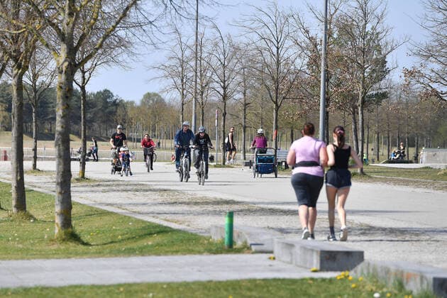Easter in times of the Corona Pandemic public life on 11 04 2020 in Riemer Park in Munich families walking, jogging, cycling The spring weather drives the population to fresh air, always with the necessary distance because of an infection with the corona virus