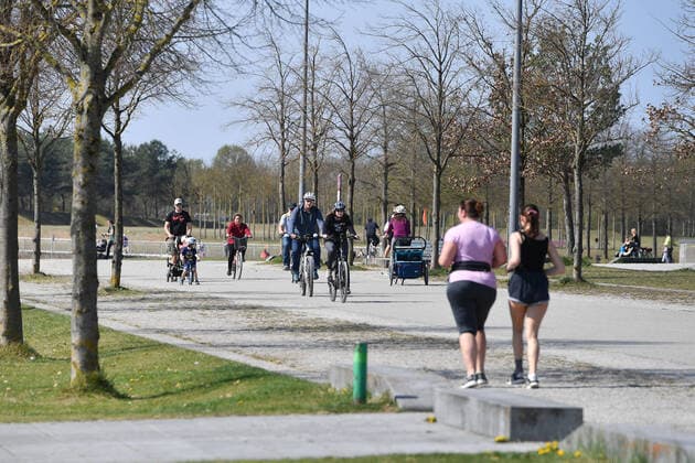 Easter in times of the Corona Pandemic public life on 11 04 2020 in Riemer Park in Munich families walking, jogging, cycling The spring weather drives the population to fresh air, always with the necessary distance because of an infection with the corona virus