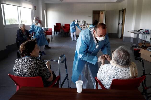 A carer wearing a face mask takes care of a resident at the Casablanca retirement home in the working-class district of Villaverde, Madrid, Spain, 11 April 2020. Despite almost all countries adopting specific measures to protect nursing homes from the ongoing pandemic of the COVID-19 disease caused by the SARS-CoV-2 coronavirus, they have become one of the main foci of infection, with their elderly residents constituting the main at-risk group that is especially vulnerable to the virus devastating spread. Inside a retirement home in Madrid, Spain, in times of coronavirus !ACHTUNG: NUR REDAKTIONELLE NUTZUNG!  Copyright: xMARISCALx GRAF9034 20200411-637222093914556069