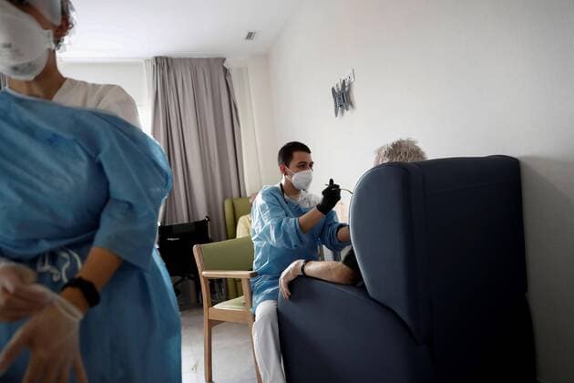 A carer wearing a face mask takes care of a resident at the Casablanca retirement home in the working-class district of Villaverde, Madrid, Spain, 11 April 2020. Despite almost all countries adopting specific measures to protect nursing homes from the ongoing pandemic of the COVID-19 disease caused by the SARS-CoV-2 coronavirus, they have become one of the main foci of infection, with their elderly residents constituting the main at-risk group that is especially vulnerable to the virus devastating spread. Inside a retirement home in Madrid, Spain, in times of coronavirus !ACHTUNG: NUR REDAKTIONELLE NUTZUNG!  Copyright: xMARISCALx GRAF9043 20200411-637222093938618417
