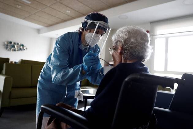 A carer wearing a face mask takes care of a resident at the Casablanca retirement home in the working-class district of Villaverde, Madrid, Spain, 11 April 2020. Despite almost all countries adopting specific measures to protect nursing homes from the ongoing pandemic of the COVID-19 disease caused by the SARS-CoV-2 coronavirus, they have become one of the main foci of infection, with their elderly residents constituting the main at-risk group that is especially vulnerable to the virus devastating spread. Inside a retirement home in Madrid, Spain, in times of coronavirus !ACHTUNG: NUR REDAKTIONELLE NUTZUNG!  Copyright: xMARISCALx GRAF9054 20200411-637222093955521779