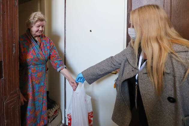 ST PETERSBURG, RUSSIA - APRIL 11, 2020: A volunteer of the DobroDomik Charity Fund delivering free groceries to solitary elderly people. Alexander Demianchuk TASS  TS0D54D2