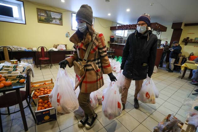ST PETERSBURG, RUSSIA - APRIL 11, 2020: Volunteers of the DobroDomik Charity Fund delivering free groceries to solitary elderly people. Alexander Demianchuk TASS  TS0D54D4