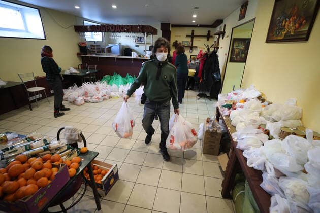 ST PETERSBURG, RUSSIA - APRIL 11, 2020: A volunteer of the DobroDomik Charity Fund delivering free groceries to solitary elderly people. Alexander Demianchuk TASS  TS0D54D5
