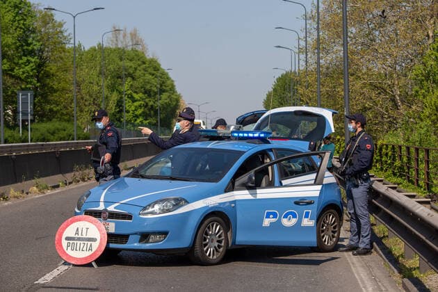 Milan, Coronavirus Covid 19 emergency, police checkpoint on Viale Rubicone leaving Milan (Massimo Alberico Fotogramma, Milan - 2020-04-11) p.s. la foto e utilizzabile nel rispetto del contesto in cui e stata scattata, e senza intento diffamatorio del decoro delle persone rappresentate  Copyright: xMassimoxAlbericox xFOTOGRAMMAx