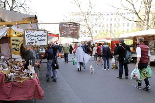 News Bilder des Tages Ostersamstag gehen Menschen auf dem Wochenmarkt am Kollwitzplatz, waehrend der Corona-Krise, einkaufen, DEU, Berlin, 11.04.2020