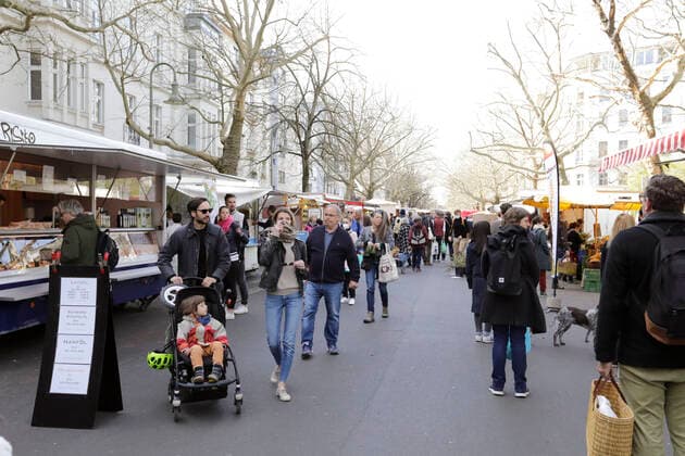 Ostersamstag gehen Menschen auf dem Wochenmarkt am Kollwitzplatz, waehrend der Corona-Krise, einkaufen, DEU, Berlin, 11.04.2020