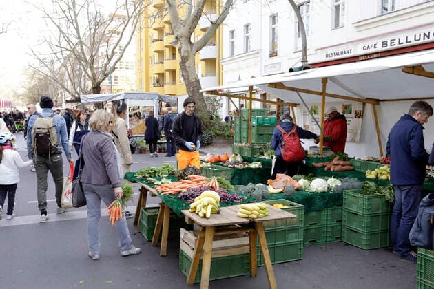 Ostersamstag gehen Menschen auf dem Wochenmarkt am Kollwitzplatz, waehrend der Corona-Krise, einkaufen, DEU, Berlin, 11.04.2020