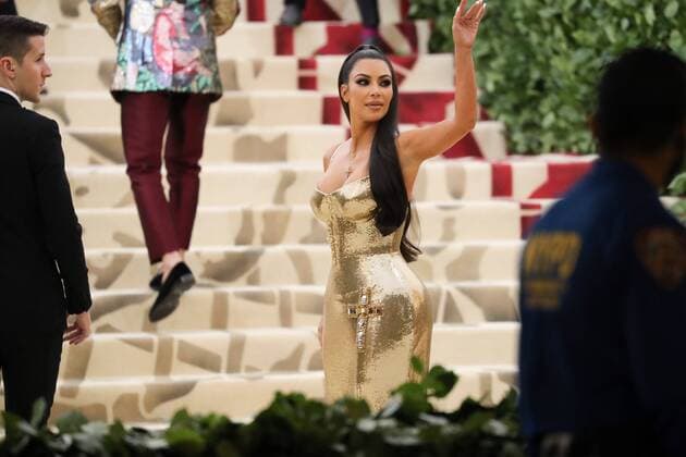 Kim Kardashian (wearing Versace) at arrivals for Heavenly Bodies: Fashion and the Catholic Imagination Met Gala Costume Institute Annual Benefit - Part 1, Metropolitan Museum of Art, New York, NY May 7, 2018. Photo By: Rob Kim Everett Collection For usage credit please use; Rob Kim Everett Collection !ACHTUNG AUFNAHMEDATUM GESCHÃ„TZT! PUBLICATIONXNOTxINxCANxCHNxFRAxITAxJPNxNORxPOLxRUSxESPxUKxUSA Copyright: xRobxKim EverettxCollectionx 1807M02 KM017