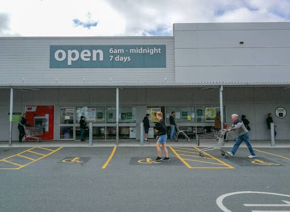 (200411) -- WELLINGTON, April 11, 2020 -- People observe social distancing while entering a supermarket in Wellington, New Zealand, April 11, 2020. New Zealand reported 20 new confirmed and nine new probably cases of COVID-19 on Saturday, bringing the total number of COVID-19 cases to 1,312 in the country. New Zealand declared a national emergency and entered into a national lockdown from March 25. ) NEW ZEALAND-WELLINGTON-COVID-19 GuoxLei 