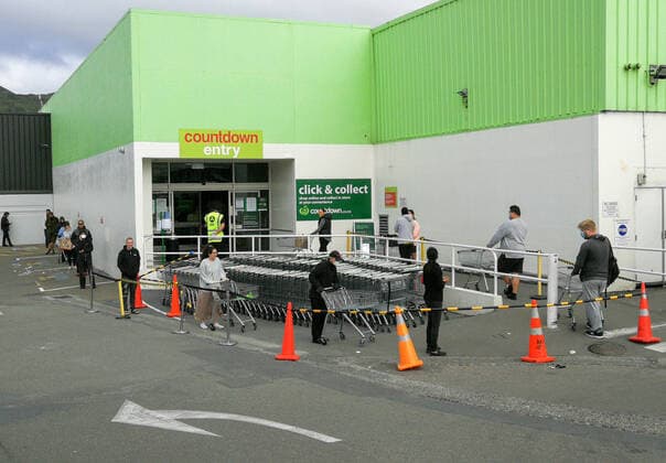 (200411) -- WELLINGTON, April 11, 2020 -- People observe social distancing while entering a supermarket in Wellington, New Zealand, April 11, 2020. New Zealand reported 20 new confirmed and nine new probably cases of COVID-19 on Saturday, bringing the total number of COVID-19 cases to 1,312 in the country. New Zealand declared a national emergency and entered into a national lockdown from March 25. ) NEW ZEALAND-WELLINGTON-COVID-19 GuoxLei 
