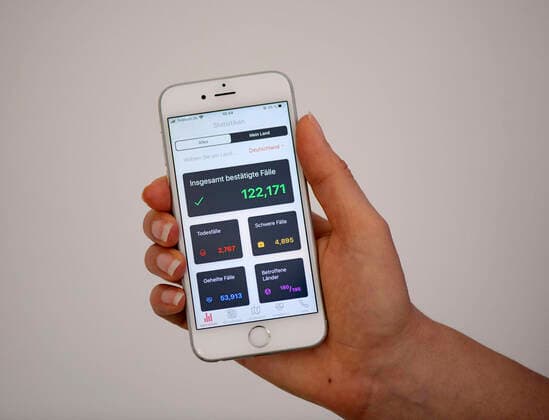 11 04 2020, Coronavirus App on a Smartphone Green the number of confirmed cases of corona virus infection in Germany 11 04 2020 people have been infected since the beginning of the pandemic 122171 11 04 2020, Coronavirus App on a Smartphone 11 04 2020, Coronavirus App on a Smartphone
