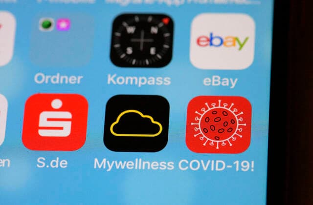 11 04 2020, Coronavirus App on a Smartphone For information on the number of confirmed cases of infection with Corona Virus worldwide 11 04 2020, Coronavirus App on a Smartphone 11 04 2020, Coronavirus App on a Smartphone