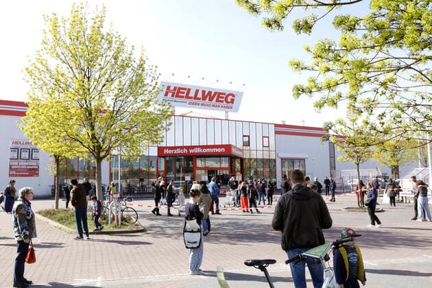 Ostersamstag gehen Menschen in den Hellweg Baumarkt, waehrend der Corona-Krise, einkaufen, DEU, Berlin, 11.04.2020