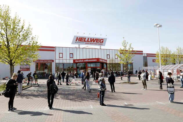 Ostersamstag gehen Menschen in den Hellweg Baumarkt, waehrend der Corona-Krise, einkaufen, DEU, Berlin, 11.04.2020