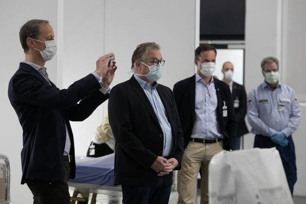 Hanover, 11 04 2020, Minister of State to the Federal Chancellor Hendrik Hoppenstedt visits the operational, makeshift hospital for corona patients with the President of the Region, Hauke Jagau,