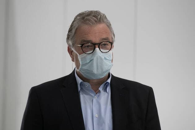 Hanover, 11 04 2020, Minister of State at the Federal Chancellor Hendrik Hoppenstedt visits with the President of the Region Hauke Jagau the ready to use, makeshift hospital for corona patients, Hauke Jagau , with mouth protection,