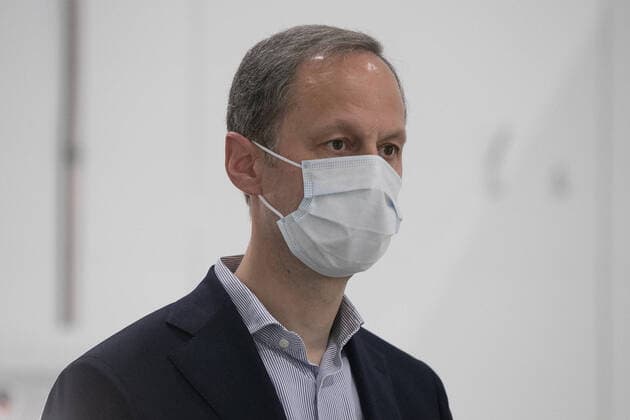 Hanover, 11 04 2020, Minister of State at the Federal Chancellor Hendrik Hoppenstedt visits with the President of the Region Hauke Jagau the operational, makeshift hospital for corona patients, Hendrik Hoppenstedt with mouth guard,
