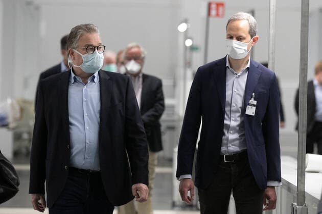 Hanover, 11 04 2020, Minister of State to the Federal Chancellor Hendrik Hoppenstedt visits the operational, makeshift hospital for corona patients with the President of the Region, Hauke Jagau,