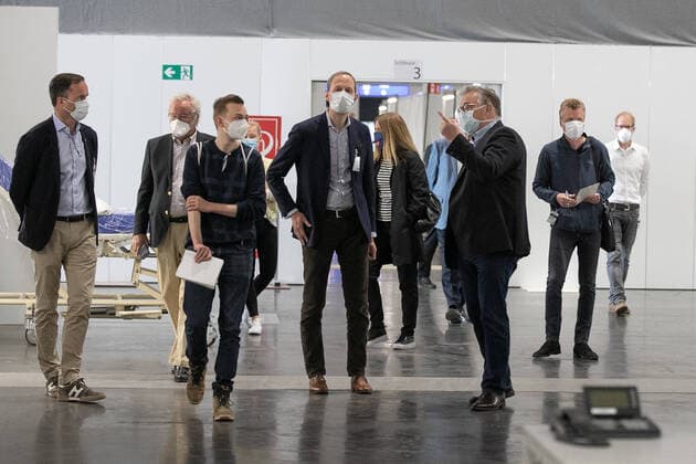 Hanover, 11 04 2020, Minister of State to the Federal Chancellor Hendrik Hoppenstedt visits the operational, makeshift hospital for corona patients with the President of the Region, Hauke Jagau,