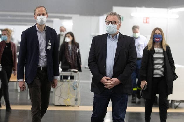 Hanover, 11 04 2020, Minister of State to the Federal Chancellor Hendrik Hoppenstedt visits the operational, makeshift hospital for corona patients with the President of the Region, Hauke Jagau,