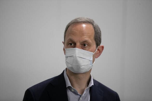 Hanover, 11 04 2020, Minister of State at the Federal Chancellor Hendrik Hoppenstedt visits with the President of the Region Hauke Jagau the operational, makeshift hospital for corona patients, Hendrik Hoppenstedt with mouth guard,