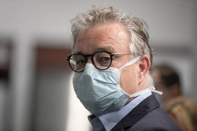 Hanover, 11 04 2020, Minister of State at the Federal Chancellor Hendrik Hoppenstedt visits with the President of the Region Hauke Jagau the ready to use, makeshift hospital for corona patients, Hauke Jagau , with mouth protection,