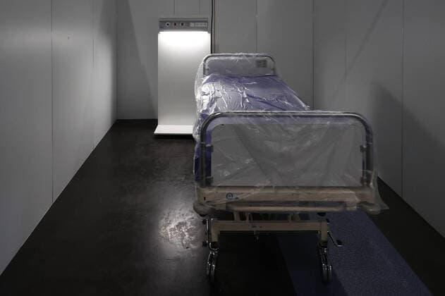 Hanover, 11 04 2020, Minister of State at the Federal Chancellor Hendrik Hoppenstedt visits the operational, makeshift hospital for corona patients, empty hospital bed, together with Regional President Hauke Jagau,