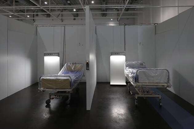Hanover, 11 04 2020, Minister of State at the Federal Chancellor Hendrik Hoppenstedt visits the operational, makeshift hospital for corona patients, empty hospital bed, together with Regional President Hauke Jagau,